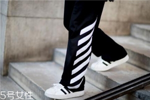 小白鞋有點(diǎn)頂腳怎么辦？小白鞋頂腳的解決方案