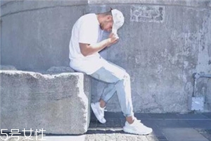 小白鞋要穿襪子嗎？穿小白鞋用不用穿襪子