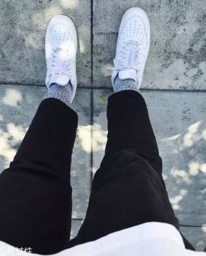 小白鞋上的泥怎么去除？小白鞋上的泥點(diǎn)清洗方法