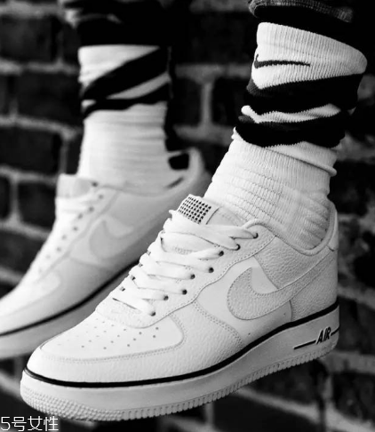 小白鞋上有膠怎么去除？小白鞋上的膠去除方法