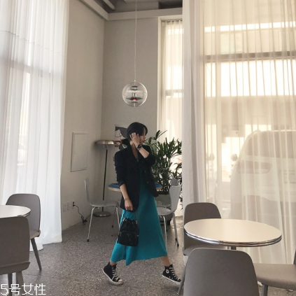 無袖連衣裙怎么搭配外套？無袖連衣裙搭配圖片