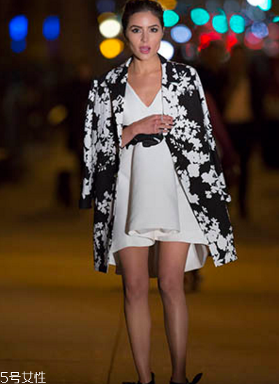 無袖連衣裙怎么搭配外套？無袖連衣裙搭配圖片