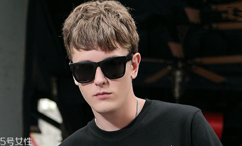 男生染什么顏色好看又低調 2022最流行發(fā)型顏色男生