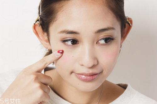怎么化妝才不暈妝 化妝不暈妝4技巧 怎么化妝才不暈妝 化妝不暈妝4技巧