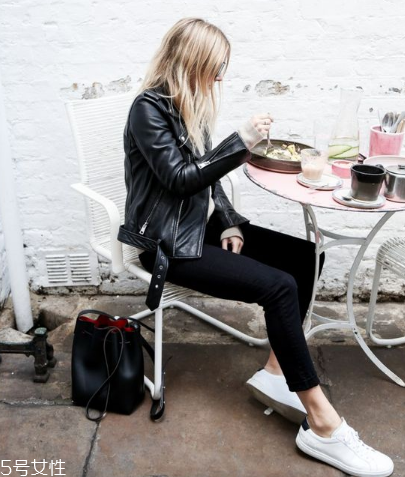 小白鞋發(fā)霉了怎么洗掉？小白鞋霉點清洗方法