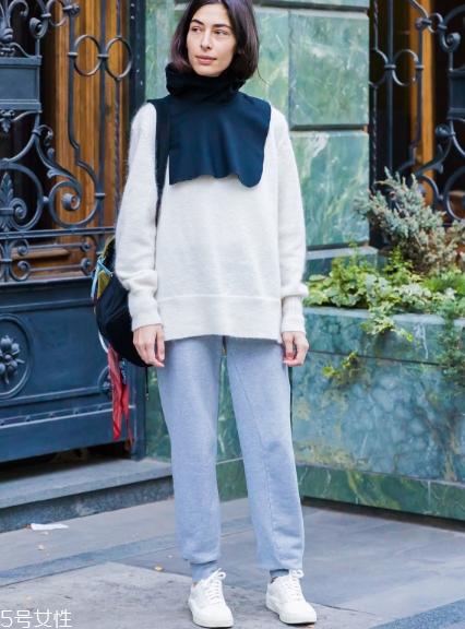 小白鞋沾紅酒怎么清洗？小白鞋上的紅酒清洗方法