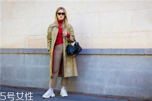 小白鞋沾紅酒怎么清洗？小白鞋上的紅酒清洗方法