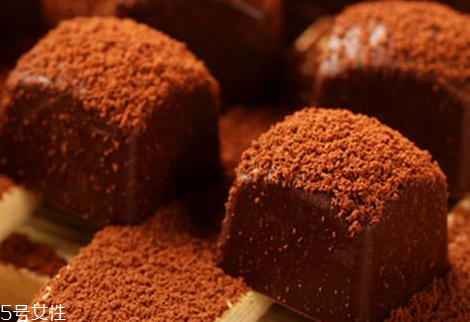 松露巧克力和普通巧克力的區(qū)別 松露巧克力怎么鑒別 松露巧克力和普通巧克力的區(qū)別 松露巧克力怎么鑒別