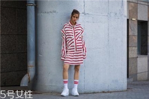 小白鞋沾墨水了怎么辦？小白鞋上的墨水去除方法