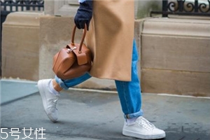 小白鞋蹭出黑條怎么辦？小白鞋黑印清洗方法