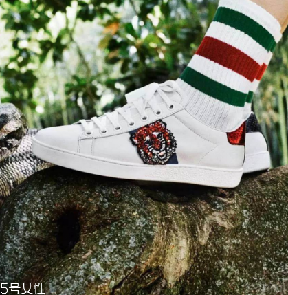 小白鞋弄到茶怎么清洗？小白鞋上的茶漬清洗方法