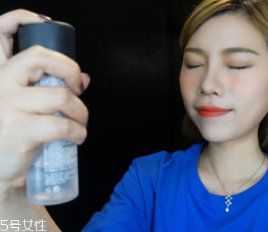 mac定妝噴霧怎么噴出來(lái) mac持久定妝噴霧使用竅門