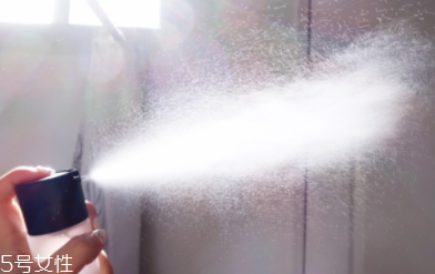 mac定妝噴霧怎么噴出來(lái) mac持久定妝噴霧使用竅門