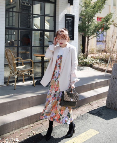 碎花連衣裙配什么外套？碎花連衣裙搭配外套圖片