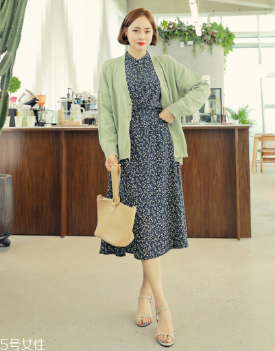 碎花連衣裙配什么外套？碎花連衣裙搭配外套圖片