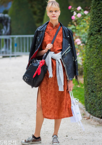 碎花連衣裙配什么外套？碎花連衣裙搭配外套圖片