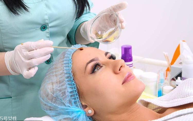 凹洞痘印用什么護膚品 臉上有坑適合的護膚品