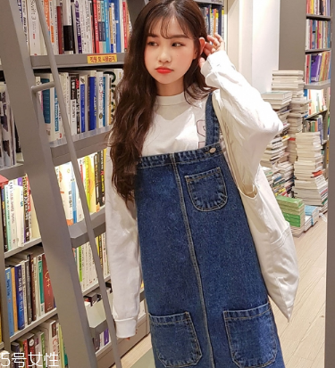 牛仔連衣裙里面穿什么？牛仔連衣裙內(nèi)搭圖片