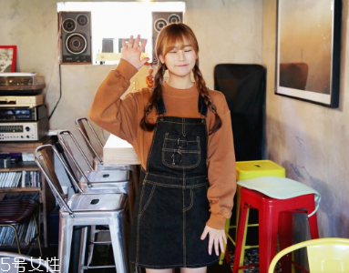 牛仔連衣裙里面穿什么？牛仔連衣裙內(nèi)搭圖片