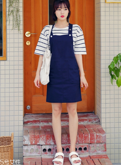 牛仔連衣裙里面穿什么？牛仔連衣裙內(nèi)搭圖片