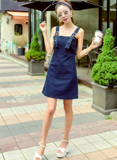 牛仔連衣裙里面穿什么？牛仔連衣裙內(nèi)搭圖片