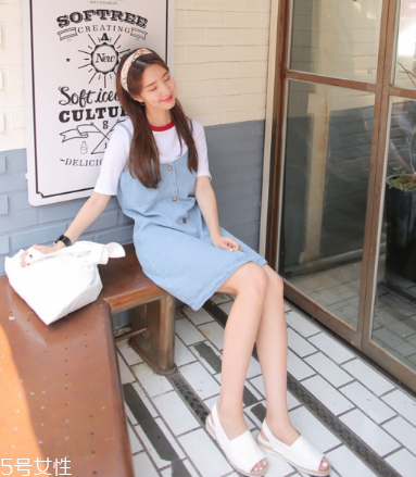 牛仔連衣裙里面穿什么？牛仔連衣裙內(nèi)搭圖片