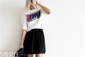 黑色半身裙怎么搭配？黑色半身裙搭配技巧