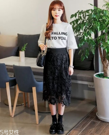 黑色半身裙怎么搭配？黑色半身裙搭配技巧