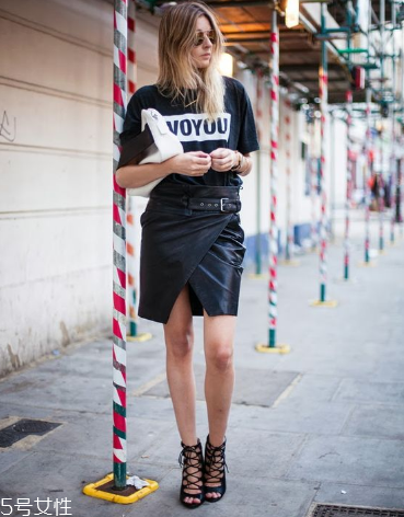 黑色半身裙怎么搭配？黑色半身裙搭配技巧