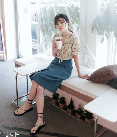 高腰短裙怎么搭配上衣？高腰短裙搭配上衣圖片