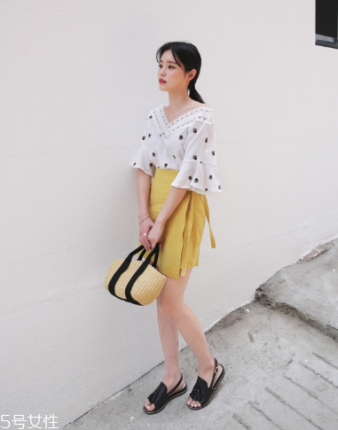 高腰短裙怎么搭配上衣？高腰短裙搭配上衣圖片