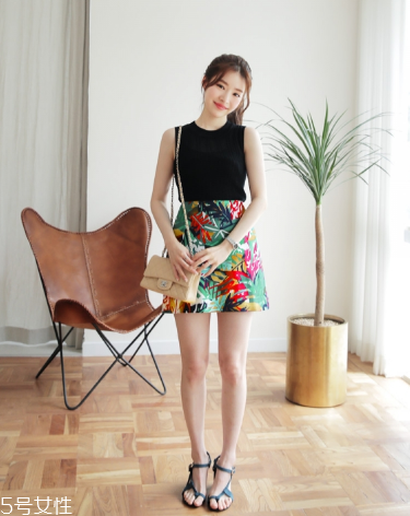 高腰短裙怎么搭配上衣？高腰短裙搭配上衣圖片