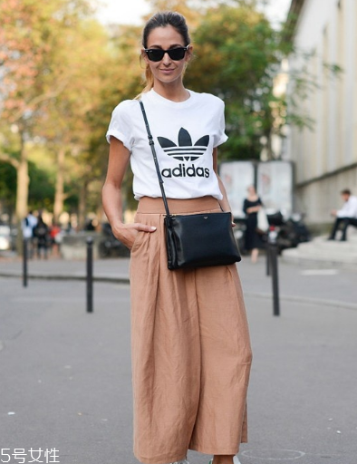 白色t恤怎么搭配？白色t恤常見搭配技巧