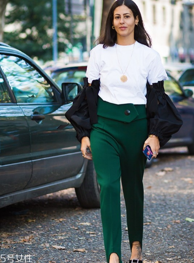 白色t恤怎么搭配？白色t恤常見搭配技巧