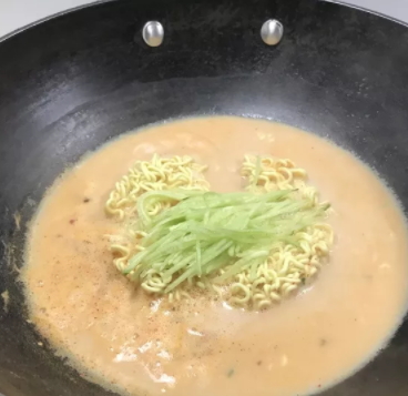 牛奶辛拉面煮多久？牛奶辛拉面牛奶和水的比例