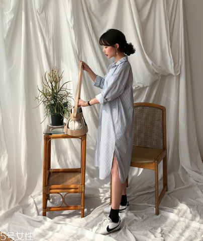 條紋連衣裙配什么鞋子？條紋連衣裙搭配鞋子圖片