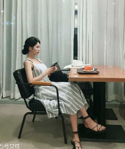 條紋連衣裙配什么鞋子？條紋連衣裙搭配鞋子圖片