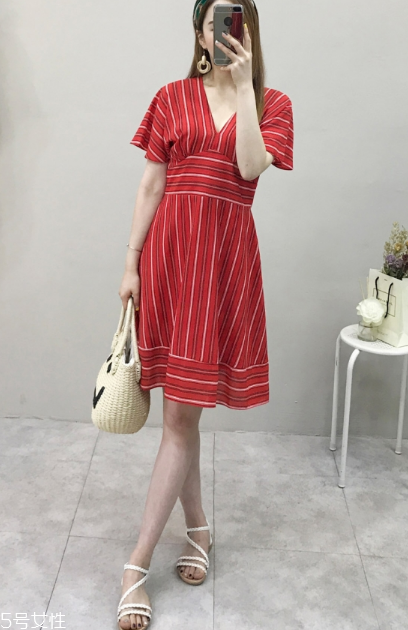 條紋連衣裙配什么鞋子？條紋連衣裙搭配鞋子圖片