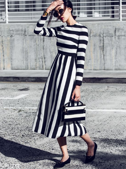 條紋連衣裙配什么鞋子？條紋連衣裙搭配鞋子圖片