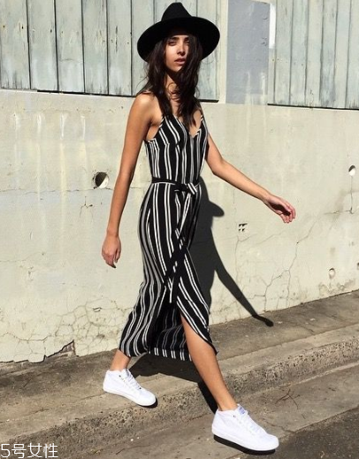 條紋連衣裙配什么鞋子？條紋連衣裙搭配鞋子圖片