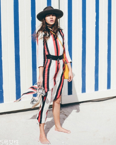 條紋連衣裙配什么鞋子？條紋連衣裙搭配鞋子圖片