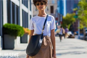 白色t恤配什么裙子？白色t恤搭配裙子圖片