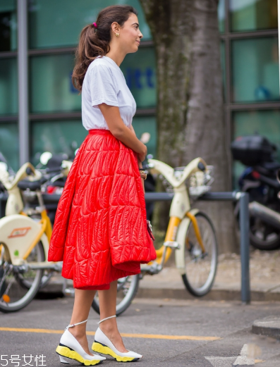 白色t恤配什么裙子？白色t恤搭配裙子圖片