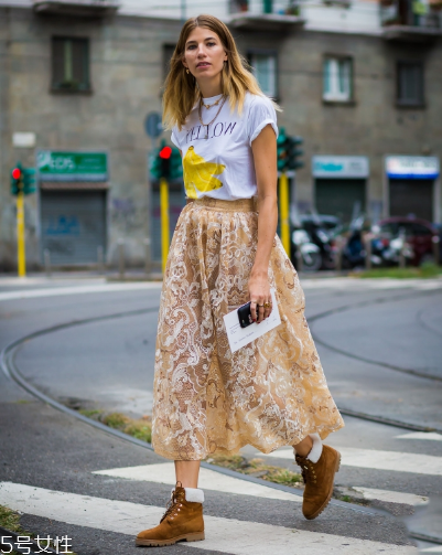 白色t恤配什么裙子？白色t恤搭配裙子圖片