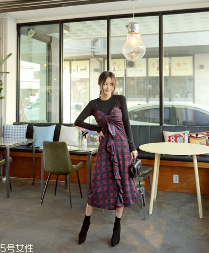 吊帶連衣裙配什么鞋子？吊帶連衣裙搭配鞋子圖片