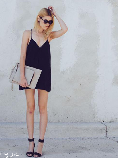 吊帶連衣裙配什么鞋子？吊帶連衣裙搭配鞋子圖片