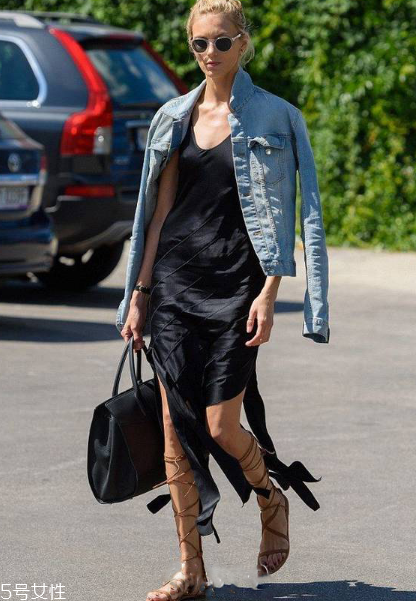 吊帶連衣裙配什么鞋子？吊帶連衣裙搭配鞋子圖片