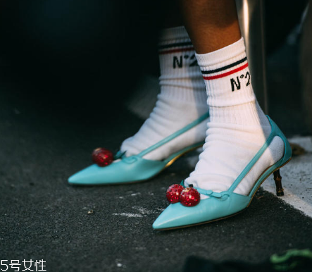 襪子怎么搭配時(shí)尚？襪子外露搭配圖片