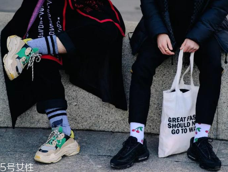 襪子怎么搭配時(shí)尚？襪子外露搭配圖片