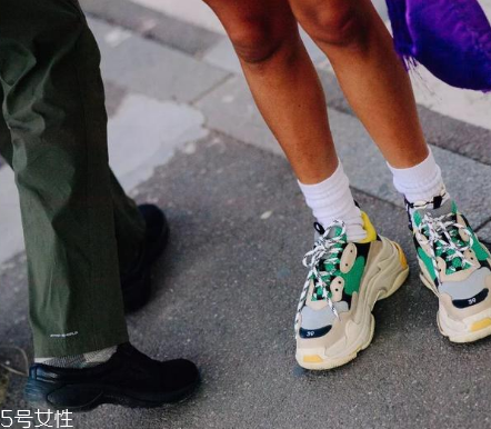 襪子怎么搭配時(shí)尚？襪子外露搭配圖片